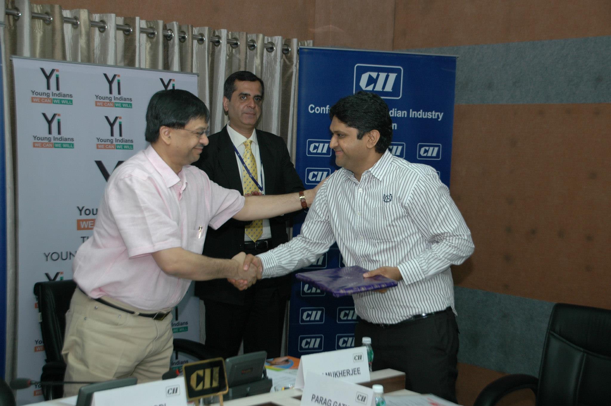 Cadila Pharmaceuticals_CMD_Rajiv Modi_Dr Rajiv Modi felicitating Mr Parag Gathani Yi Ahmedabad Chapter_9 Rajiv Modi, CMD Pharmaceuticals, Yi Ahmedabad, Rajiv I Modi, Rajeev Modi